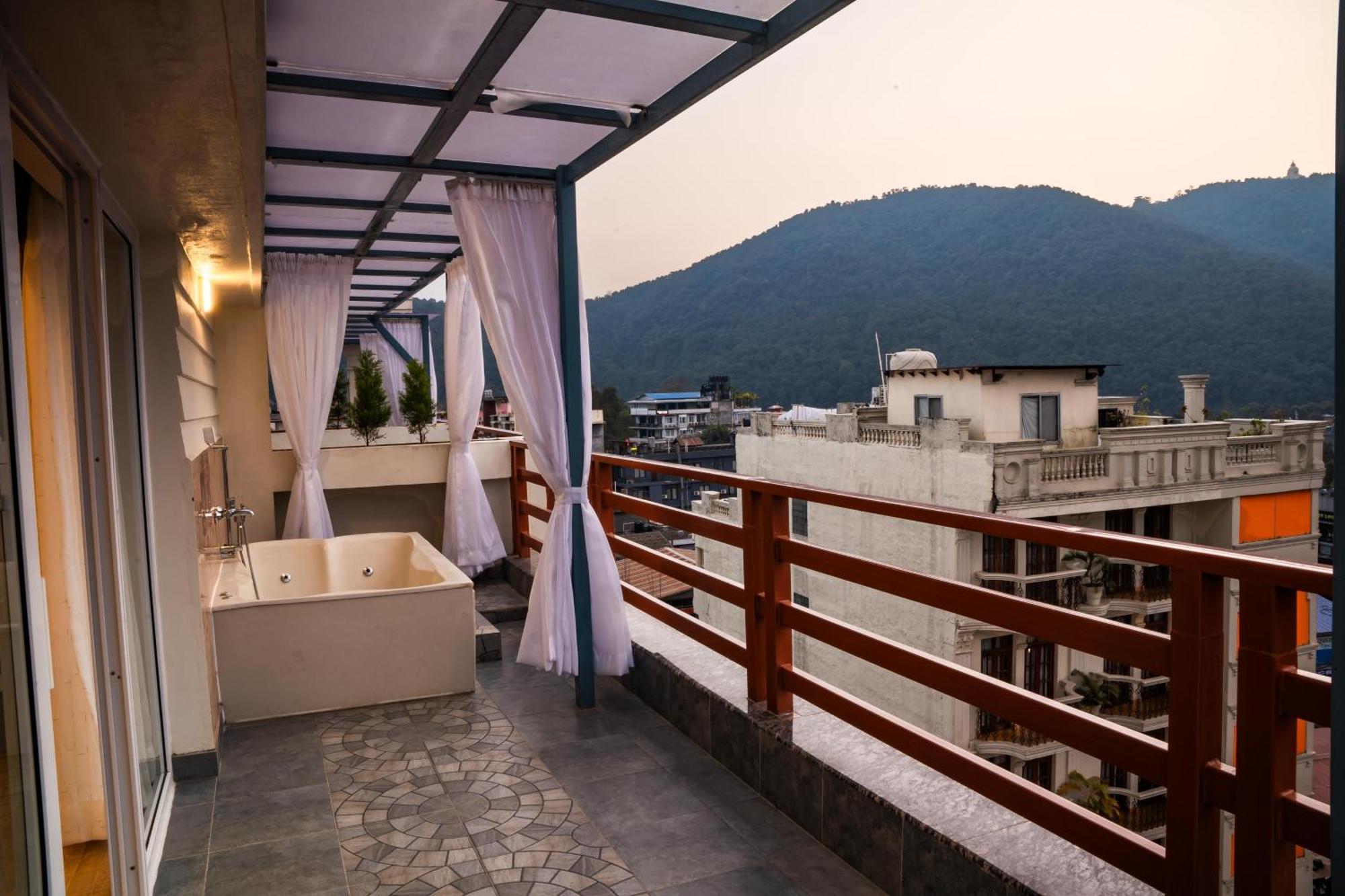 Pokhara Alpine And Springs Hotel Buitenkant foto