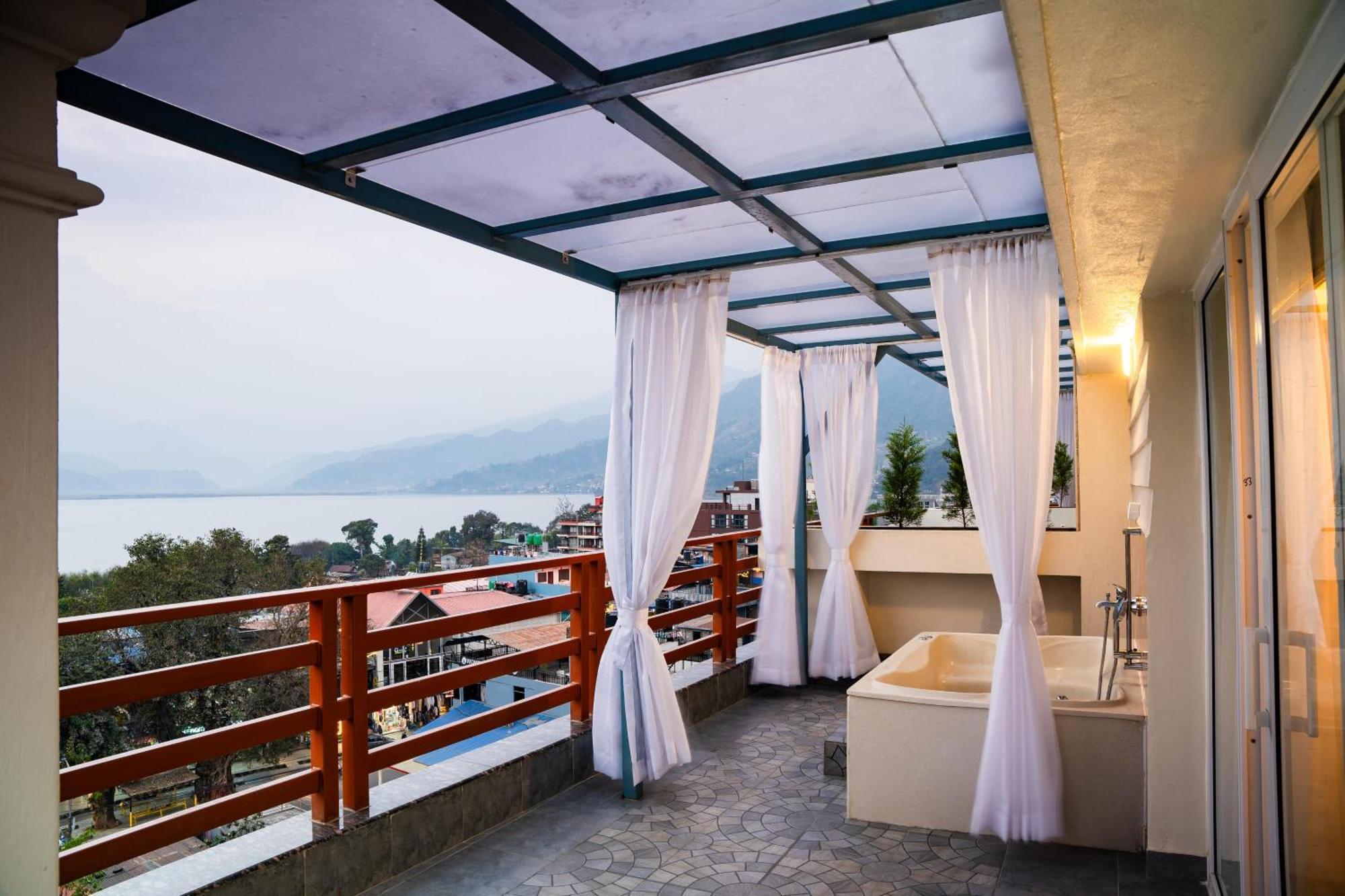 Pokhara Alpine And Springs Hotel Buitenkant foto
