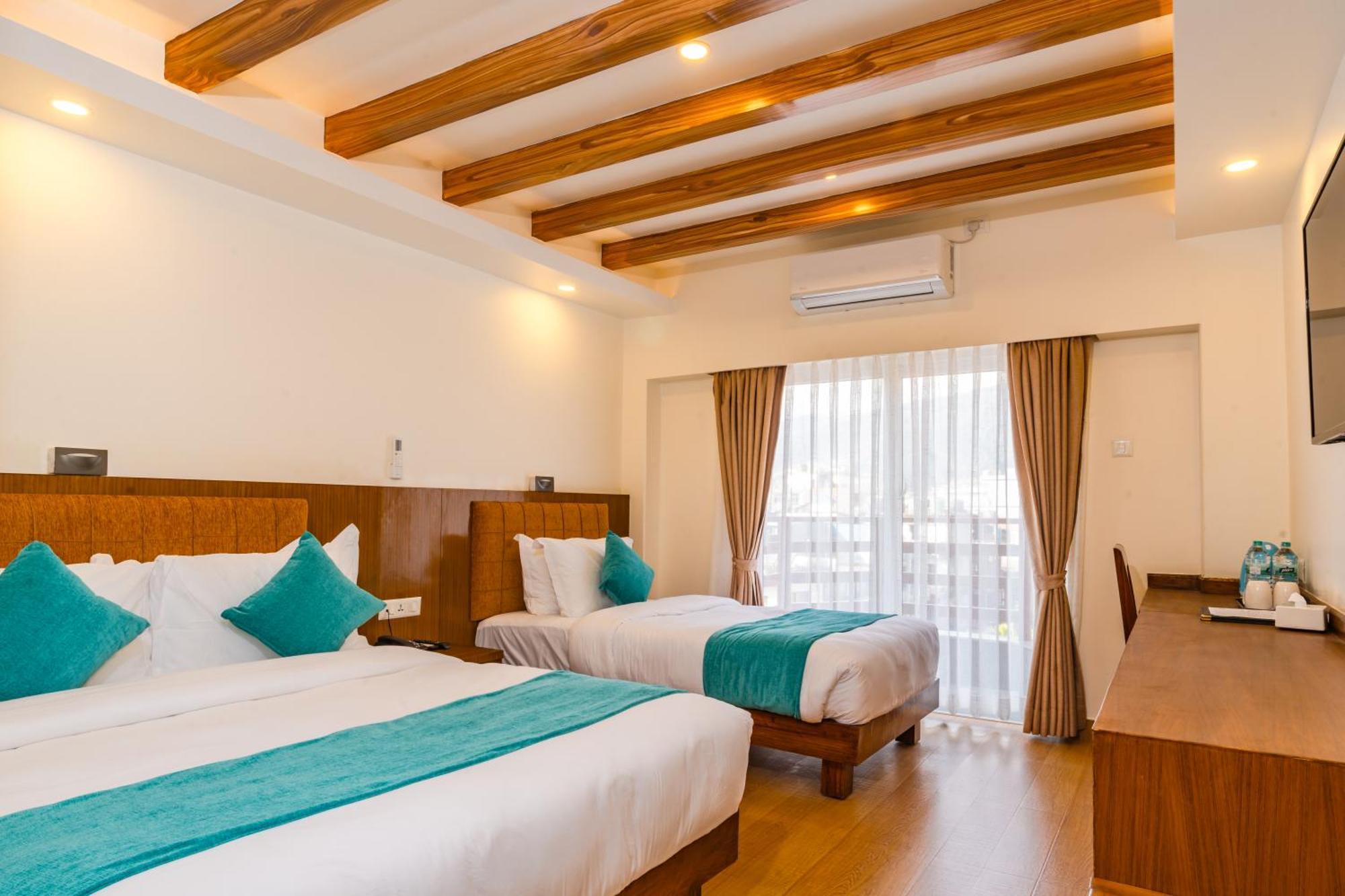 Pokhara Alpine And Springs Hotel Buitenkant foto